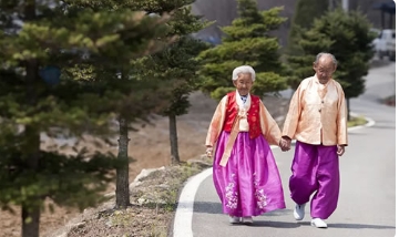 纪录片《亲爱的不要跨过那条江》解说文案