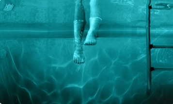 电影《暗泳》解说文案